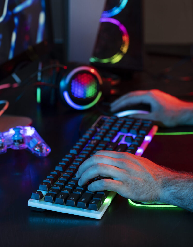 mains de joueur sur son clavier